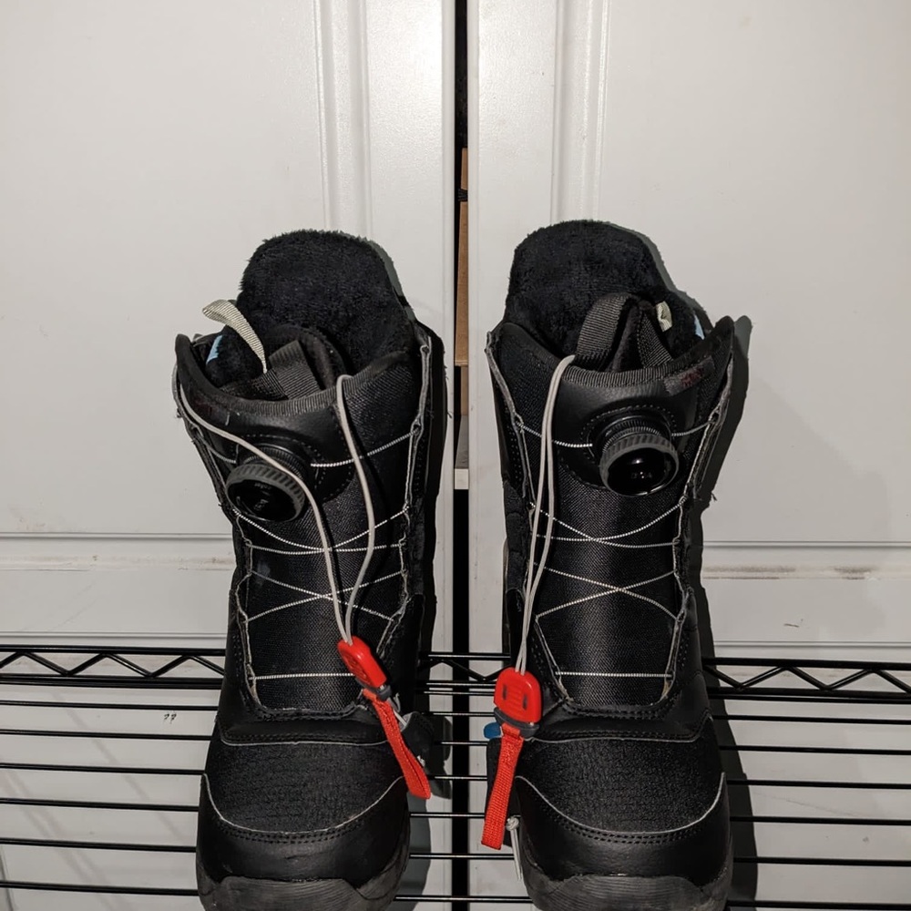 Burton Felix Boa Size Women's 8 Barley Used Only Used for a year Comes With Box